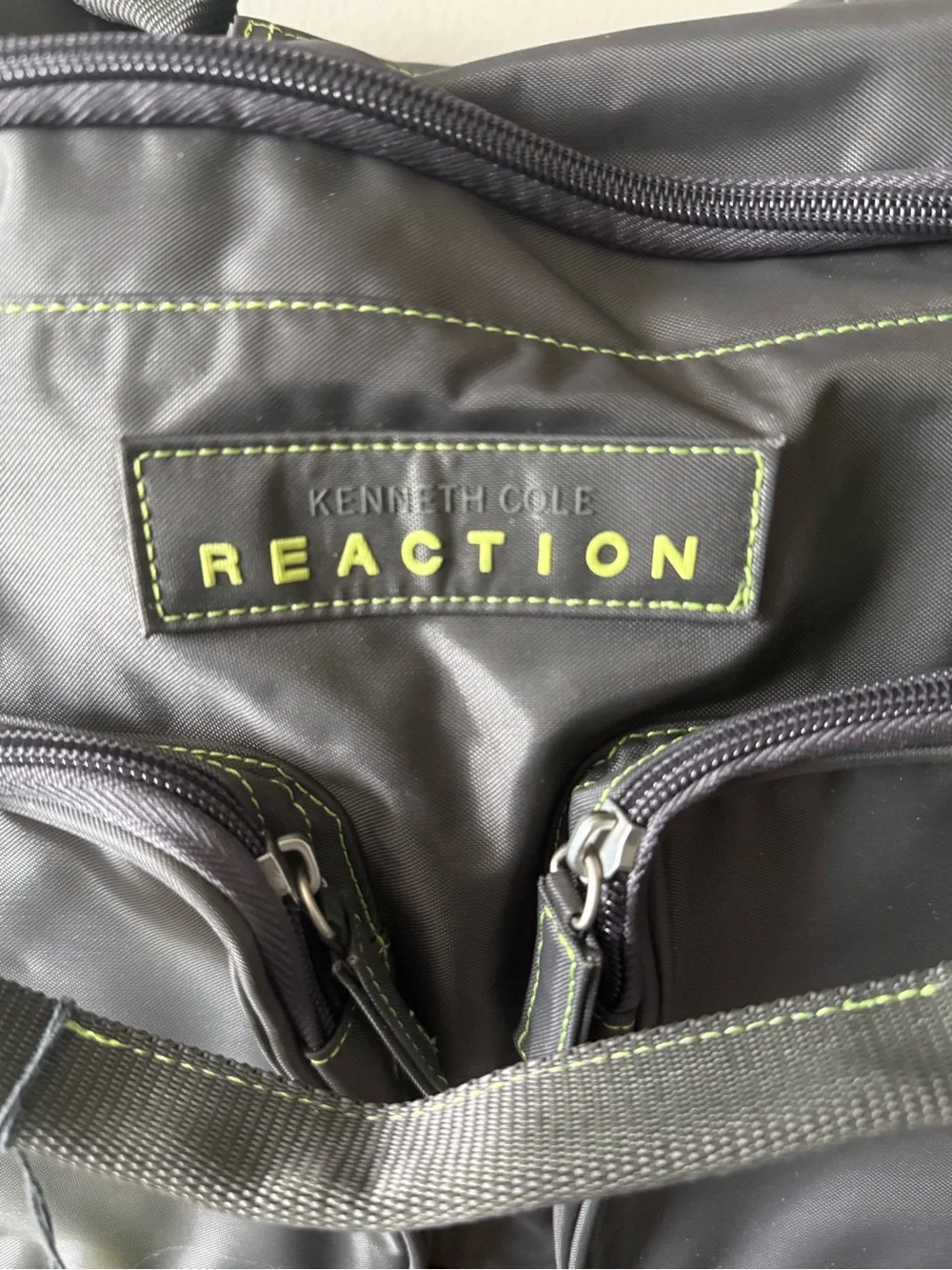 Kenneth Cole Reaction Duffle Large Gym Tote Gray Grey Bag Zipper Green Durable